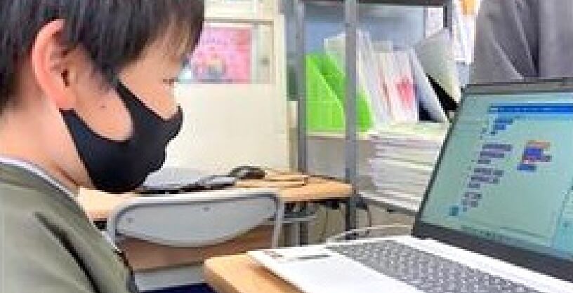 パソコンでプログラミングの勉強をしている生徒の写真