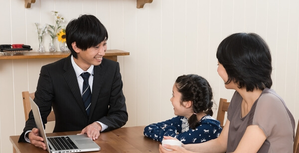 親子と講師によるヒアリングの様子