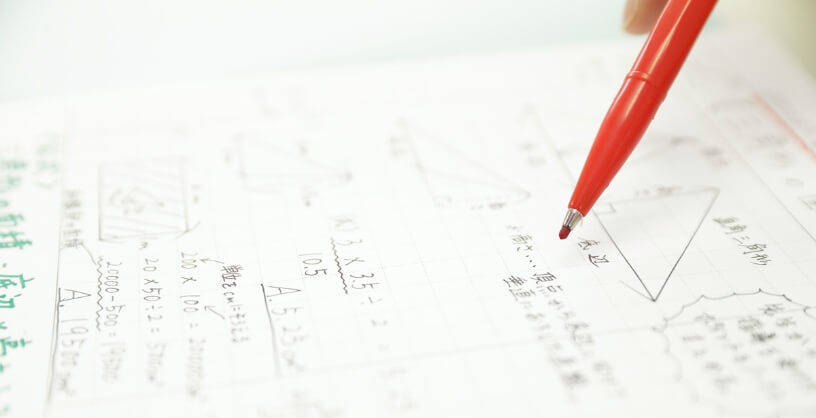 ノートをチェックしている写真