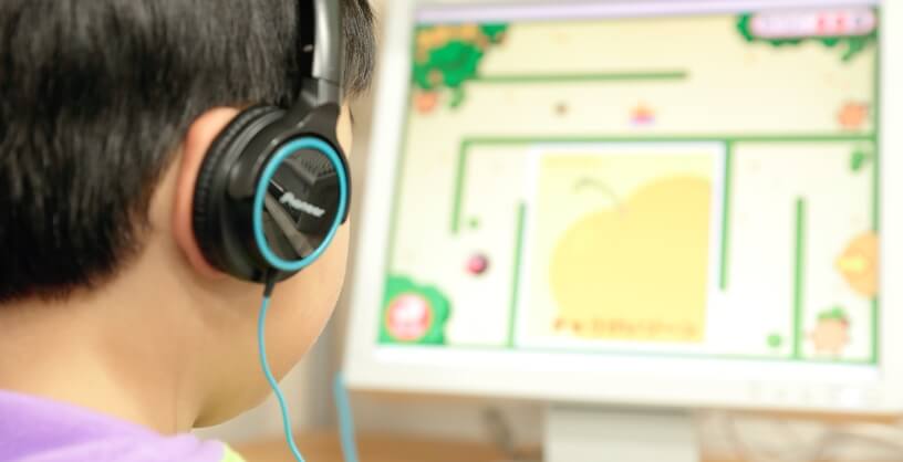 パソコンで学習している生徒の写真