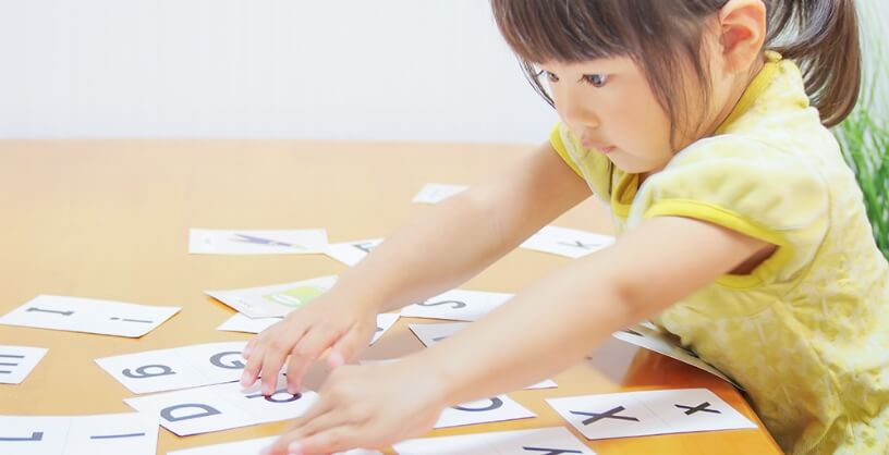 英語を学んでいる生徒の写真